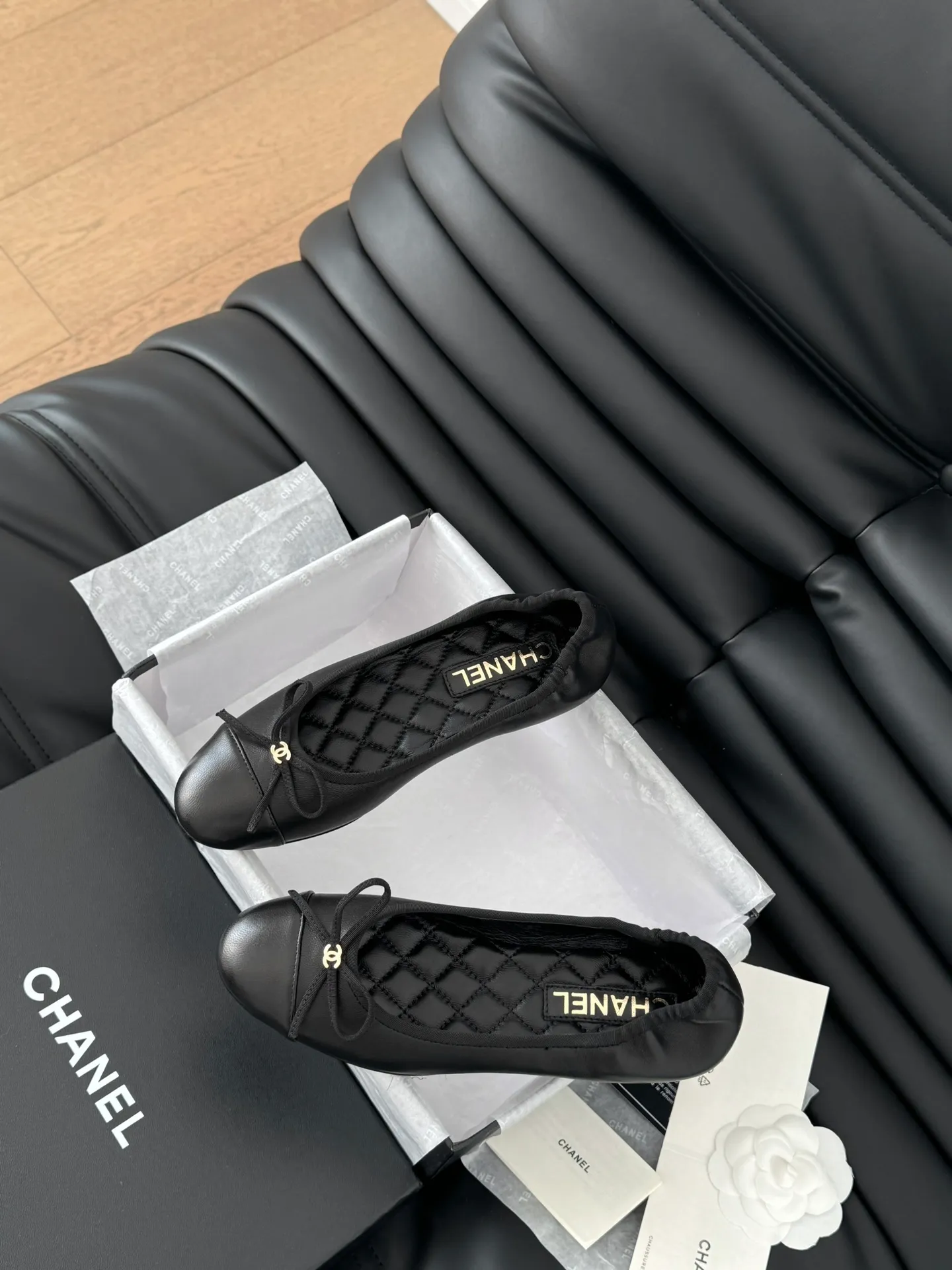 👟👟Ex-factory price 520👟👟 Chanel Xiaoxiang 25C new bow shoe series, original 1:1 replica, a classic among classics. It is perfect whether paired with trousers or skirts. The small round toe design is very good at modifying the foot shape. A must-have for little fairies! The upper is made of imported lambskin, the lining is made of top-grade mixed sheepskin, and the outsole is imported Italian cowhide. Size: 35-39 (40/41/42/43 customized)